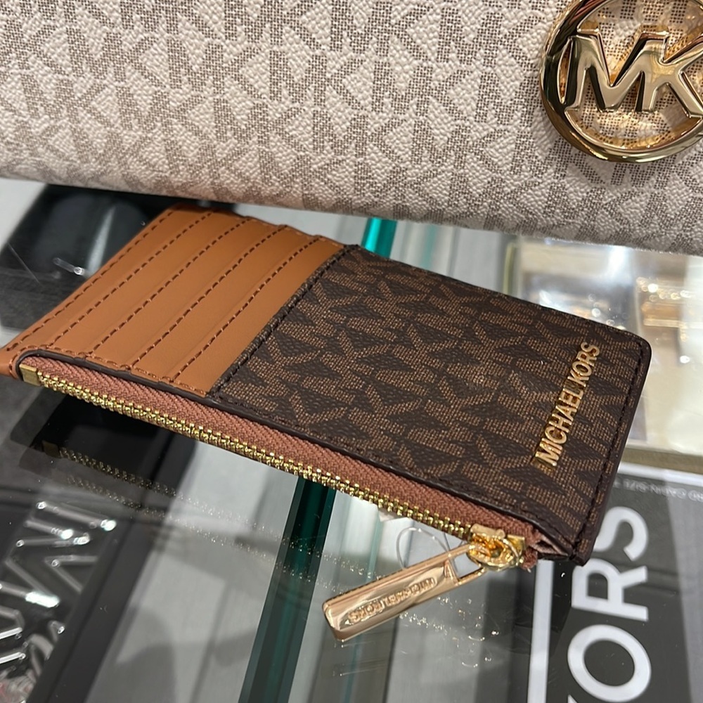 Michael Kors Jet Set Travel Medium Top Zip Card Case Wallet
PVC Leathr
Brown
NWT - Picture 5 of 16
